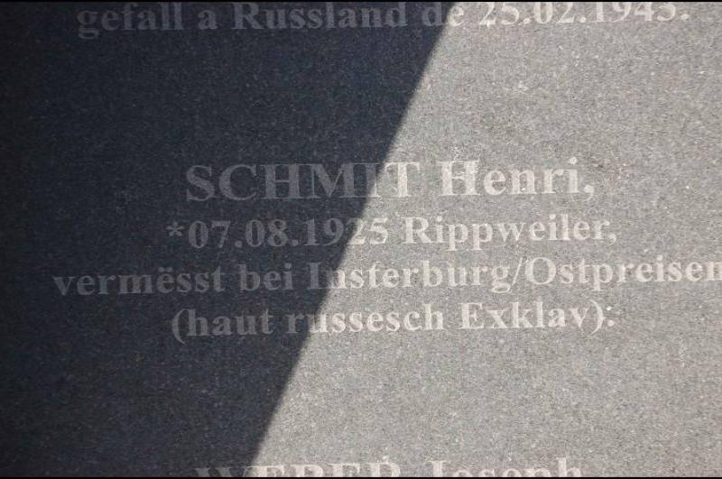 Мемориальная доска в Юзельданже: Шмит Генри, погибший в 1945