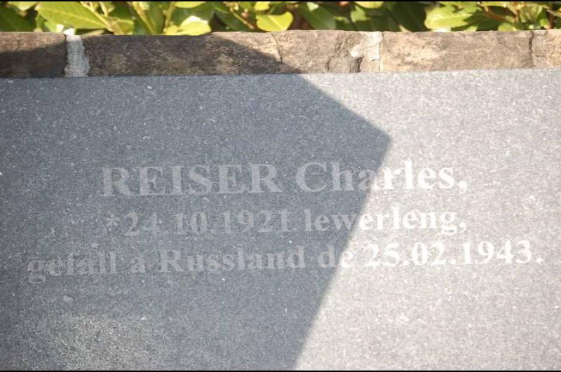 Мемориальная плита в Юзельданже, Люксембург: REISER Charles, *24.10.1921 lewerleng, gefall a Russland de 25.02.1943