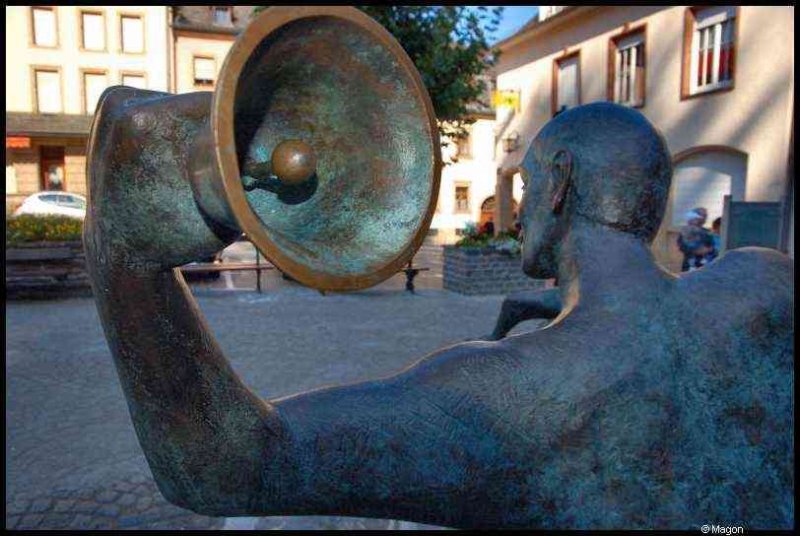 Бронзовая фигура с рупором в старинном городке Vianden