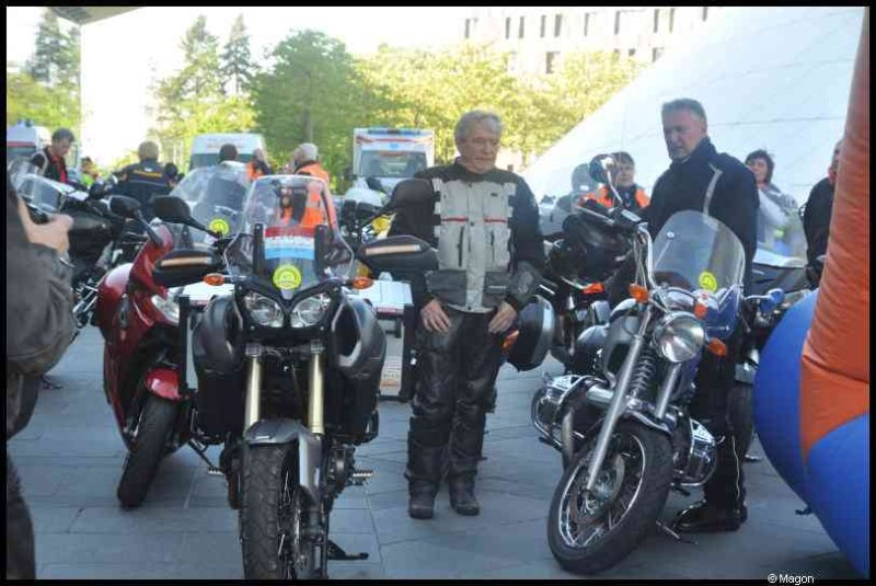 Eurobikers 2012 в Люксембурге: мотоциклы и участники у современного здания