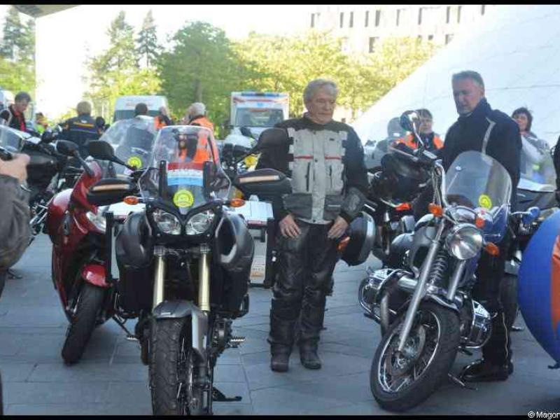 Eurobikers 2012 в Люксембурге: мотоциклы и участники у современного здания