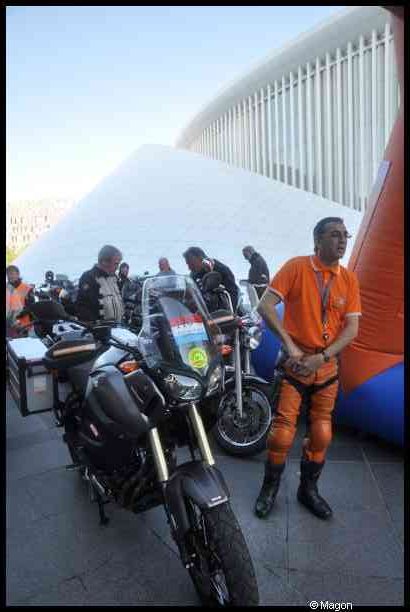 Eurobikers 2012 в Люксембурге: мотоциклы и оранжевая форма у современного здания