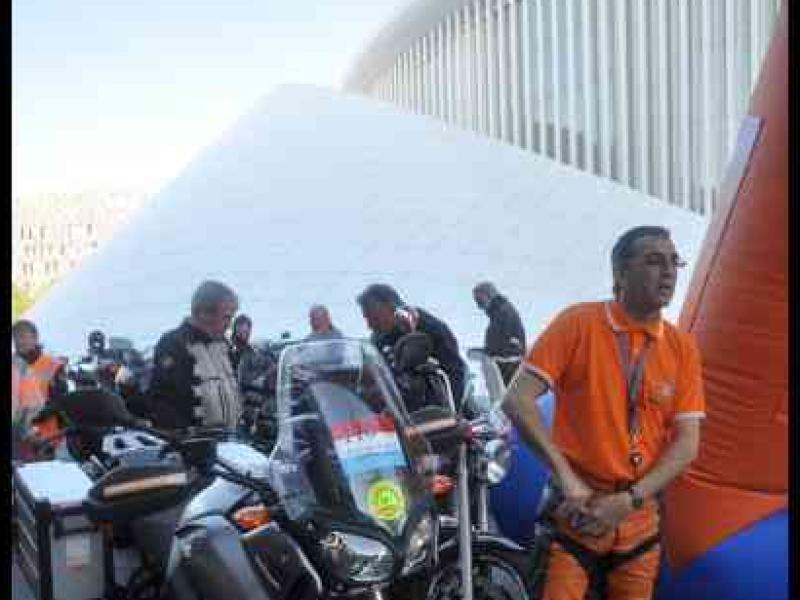 Eurobikers 2012 в Люксембурге: мотоциклы и оранжевая форма у современного здания