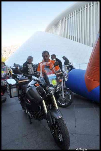 Eurobikers 2012 в Люксембурге: мотоциклы у сине-оранжевого шара