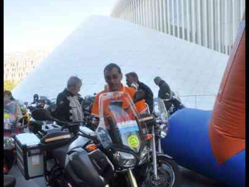 Eurobikers 2012 в Люксембурге: мотоциклы у сине-оранжевого шара