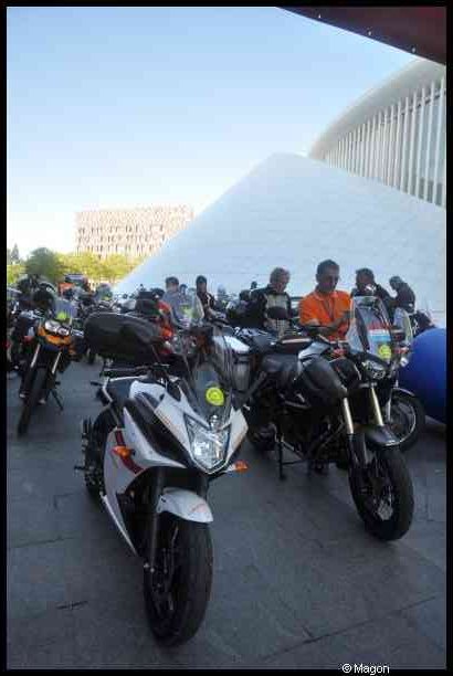 Eurobikers 2012 в Люксембурге: мотоциклы у белого здания