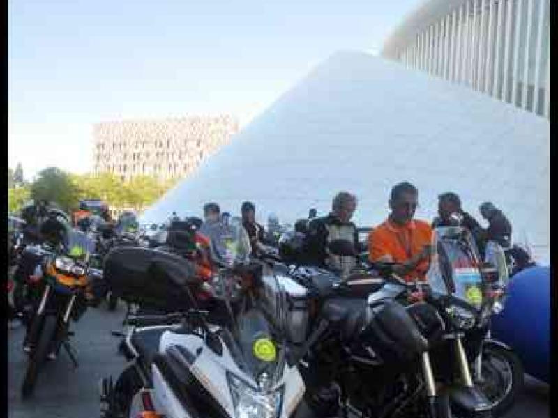 Eurobikers 2012 в Люксембурге: мотоциклы у белого здания