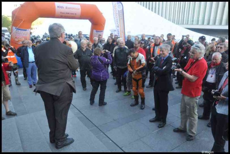 Eurobikers 2012 в Люксембурге: арка с надписью «10th Eurotour» и толпа участников