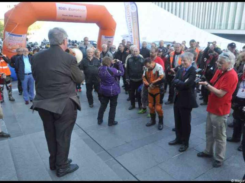 Eurobikers 2012 в Люксембурге: арка с надписью «10th Eurotour» и толпа участников