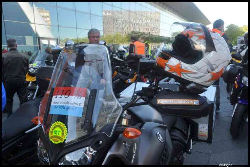 Eurobikers 2012 в Люксембурге: мотоцикл с шлемом и стикером «110%»