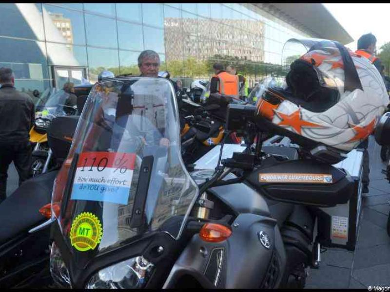Eurobikers 2012 в Люксембурге: мотоцикл с шлемом и стикером «110%»
