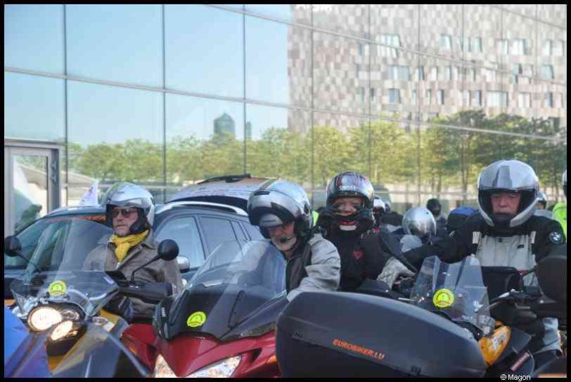 Eurobikers 2012 в Люксембурге: мотоциклисты у стеклянного фасада здания