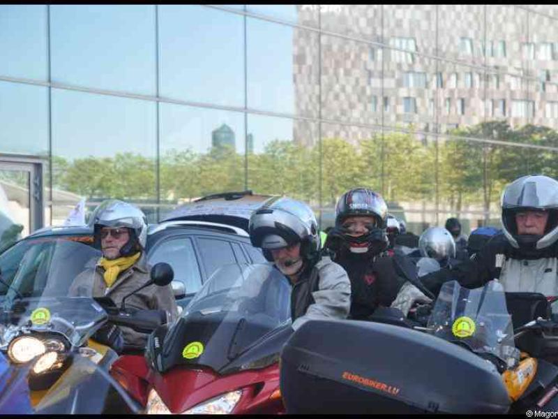 Eurobikers 2012 в Люксембурге: мотоциклисты у стеклянного фасада здания