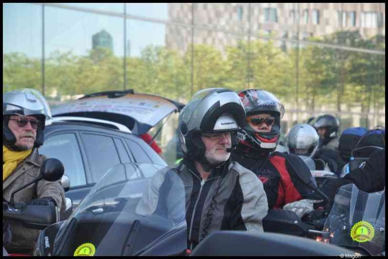Eurobikers 2012 в Люксембурге: мотоциклисты у стоянки у здания с решётчатым фасадом