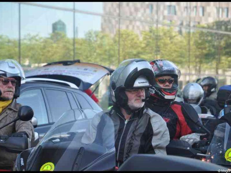 Eurobikers 2012 в Люксембурге: мотоциклисты у стоянки у здания с решётчатым фасадом