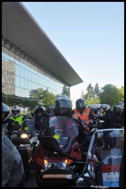 Eurobikers 2012 в Люксембурге: мотоциклы у современного здания