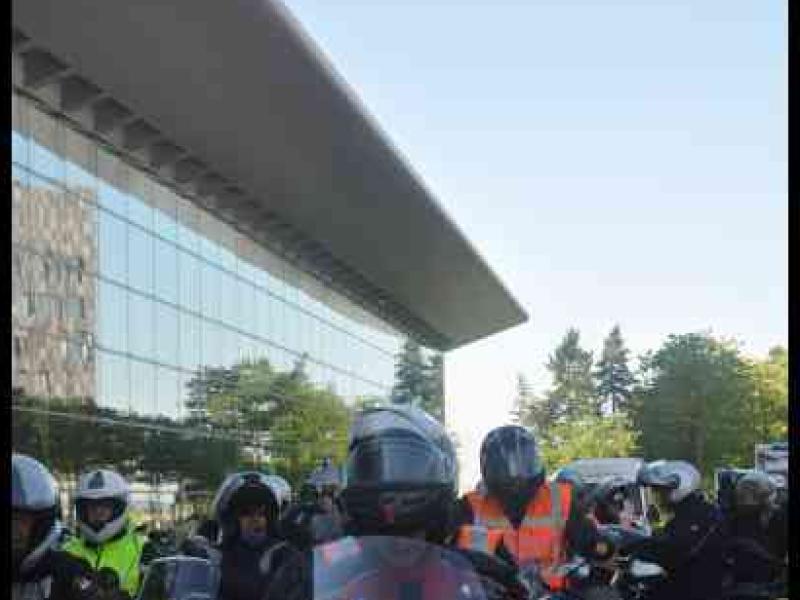 Eurobikers 2012 в Люксембурге: мотоциклы у современного здания