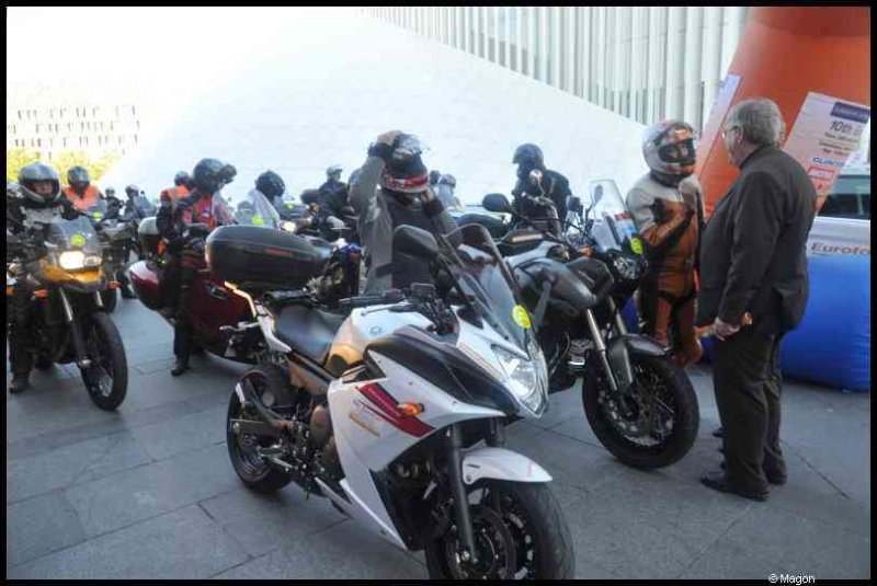 Eurobikers 2012 в Люксембурге: мотоциклы и участники у современного здания