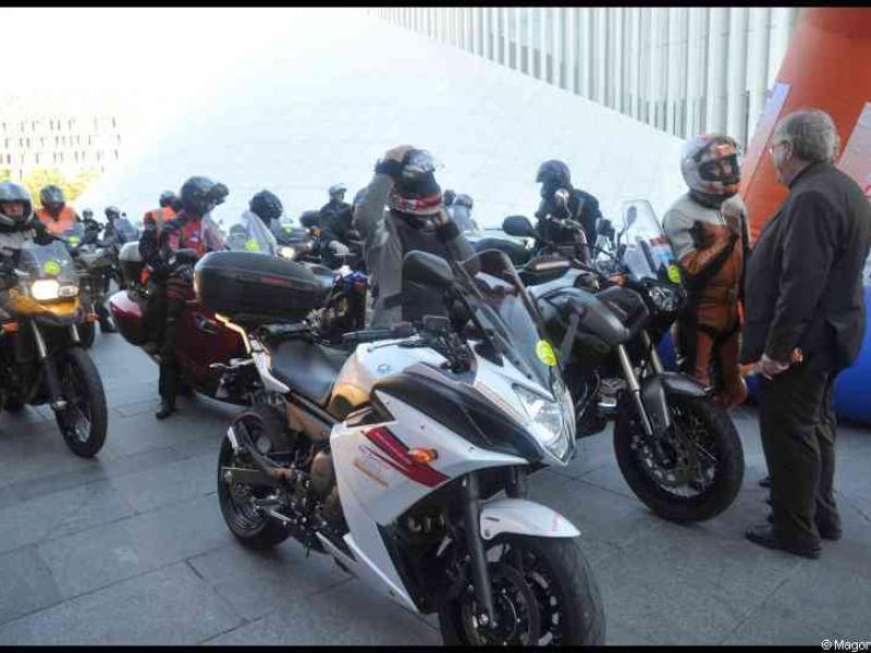 Eurobikers 2012 в Люксембурге: мотоциклы и участники у современного здания