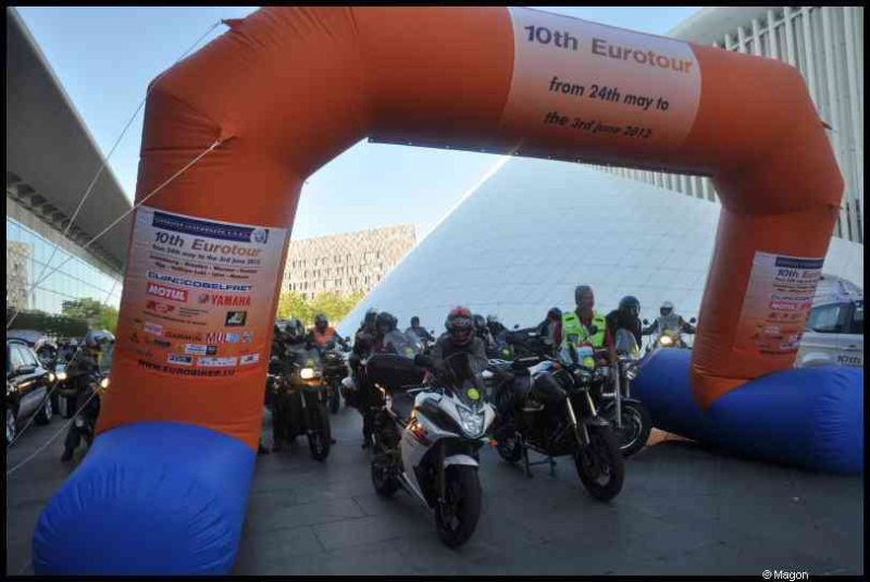 10-й Eurotour в Люксембурге, 2012: мотоциклы под аркой с датами