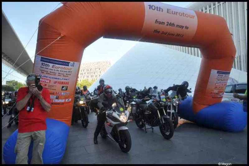 10-й Eurotour в Люксембурге, 2012: мотоциклисты под аркой с датами