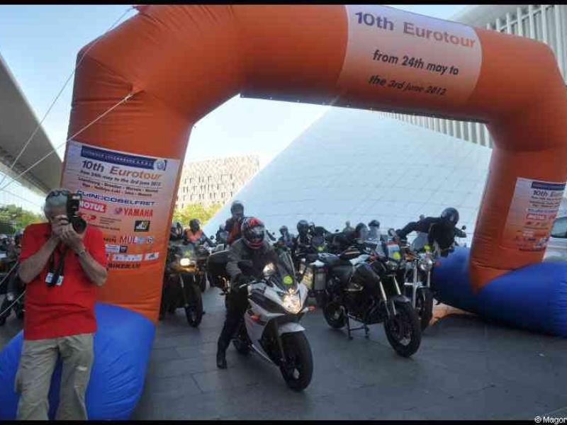 10-й Eurotour в Люксембурге, 2012: мотоциклисты под аркой с датами