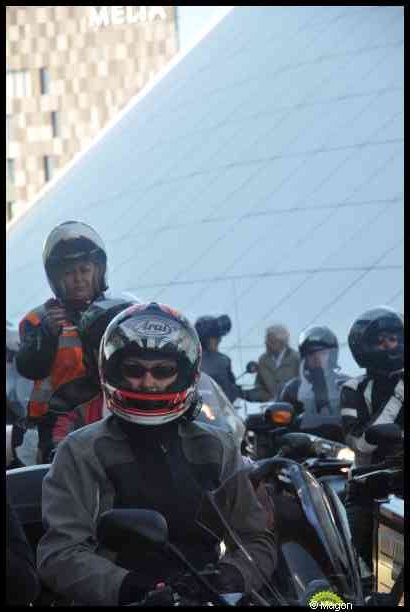 Eurobikers 2012 в Люксембурге: мотоциклисты у современного здания