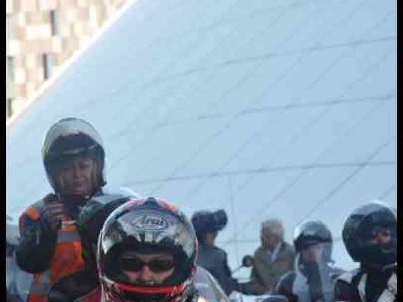 Eurobikers 2012 в Люксембурге: мотоциклисты у современного здания