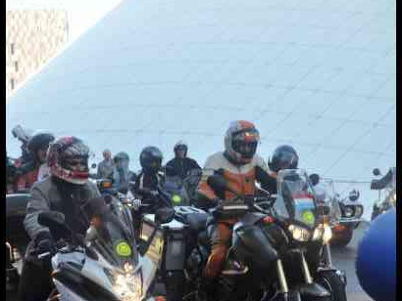 Eurobikers 2012 в Люксембурге: мотоциклы у современного здания