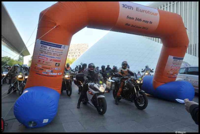 10-й Eurotour в Люксембурге, 2012: мотоциклисты под аркой с датами