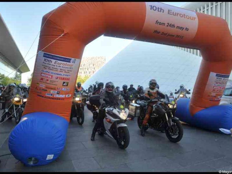 10-й Eurotour в Люксембурге, 2012: мотоциклисты под аркой с датами