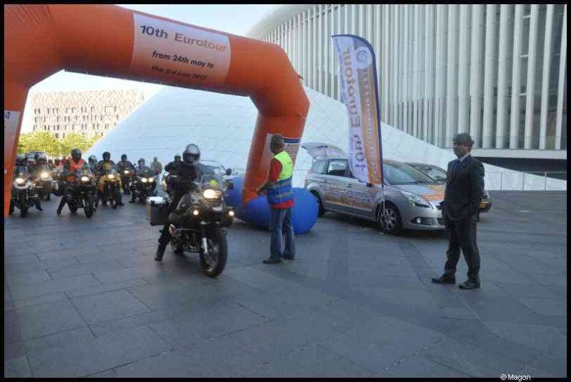 Eurobikers 2012 в Люксембурге: мотоциклисты под аркой с надписью «10th Eurotour»