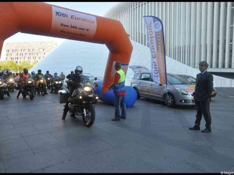Eurobikers 2012 в Люксембурге: мотоциклисты под аркой с надписью «10th Eurotour»