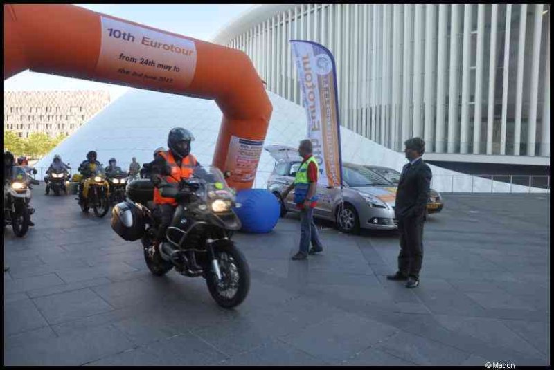 Eurobikers 2012 в Люксембурге: мотоциклисты под аркой с надписью «10th Eurotour»