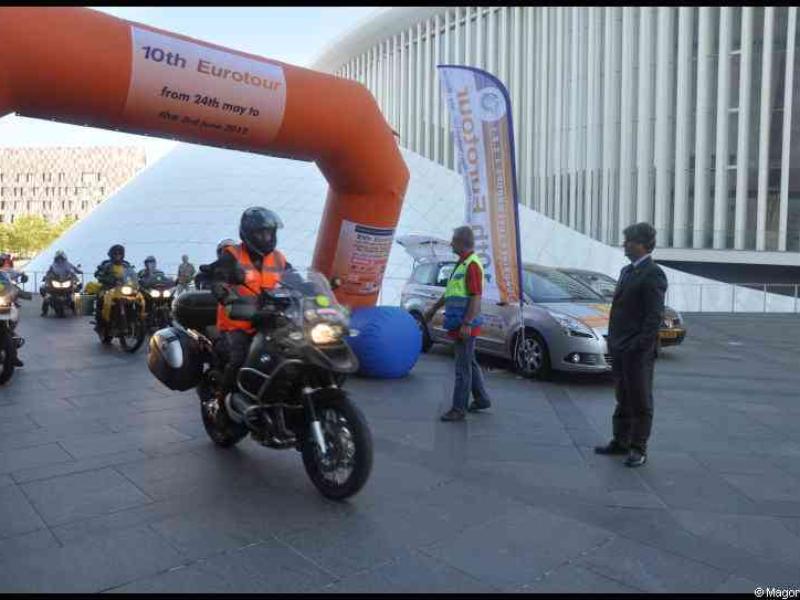 Eurobikers 2012 в Люксембурге: мотоциклисты под аркой с надписью «10th Eurotour»