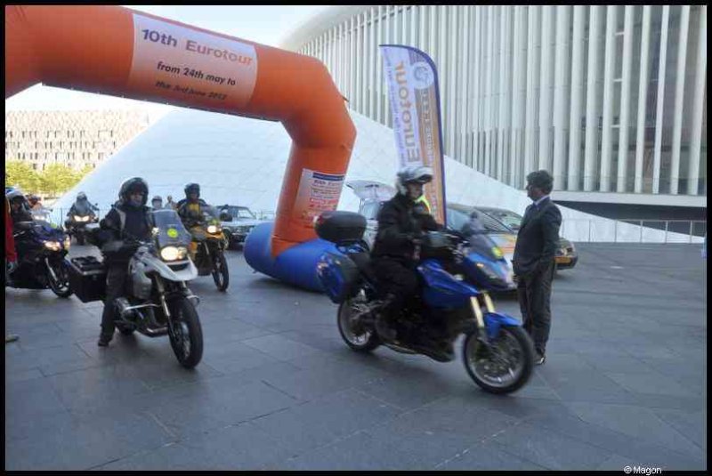 Eurobikers 2012 в Люксембурге: мотоциклисты под аркой '10th Eurotour'
