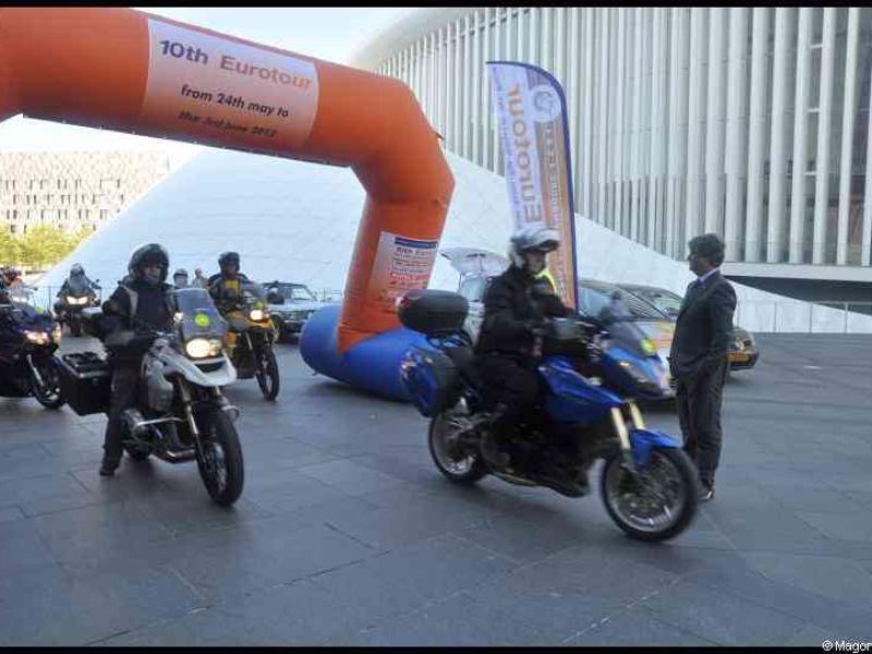 Eurobikers 2012 в Люксембурге: мотоциклисты под аркой '10th Eurotour'