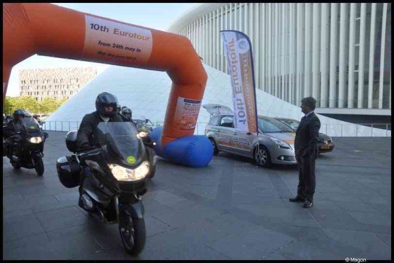 Eurobikers 2012 в Люксембурге: мотоциклы под аркой с надписью «10th Eurotour»