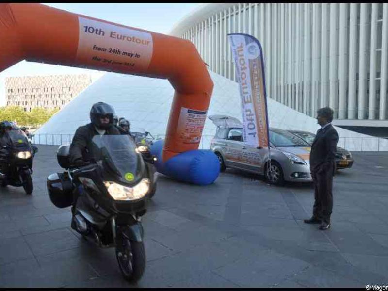 Eurobikers 2012 в Люксембурге: мотоциклы под аркой с надписью «10th Eurotour»