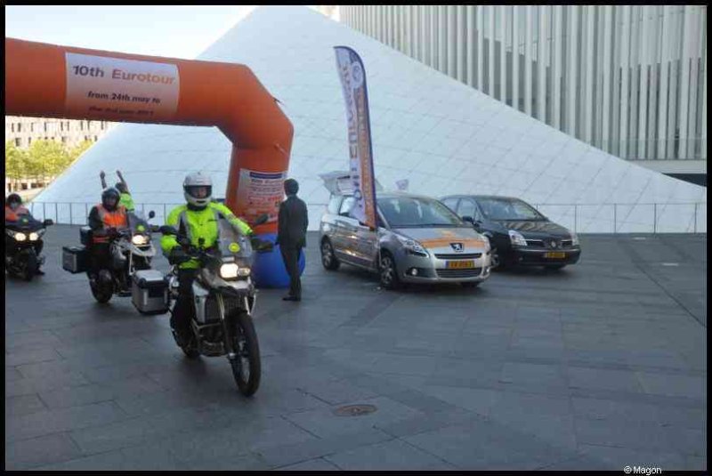 Eurobikers 2012 в Люксембурге: мотоциклы у арки с надписью «10th Eurotour»
