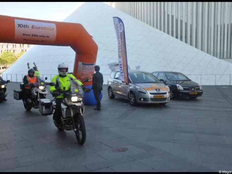Eurobikers 2012 в Люксембурге: мотоциклы у арки с надписью «10th Eurotour»