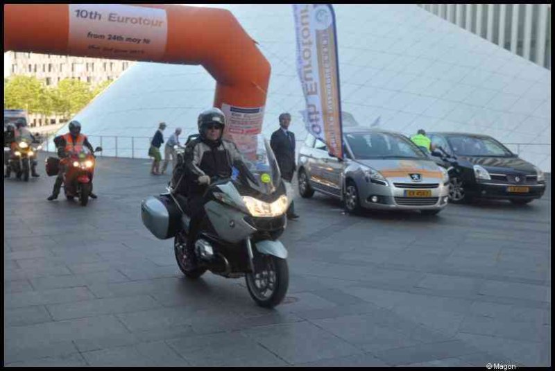 Eurobikers 2012 в Люксембурге: мотоциклист под аркой с надписью «10th Eurotour»