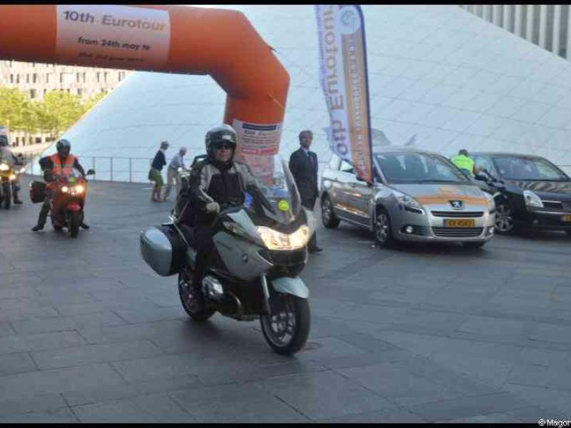 Eurobikers 2012 в Люксембурге: мотоциклист под аркой с надписью «10th Eurotour»