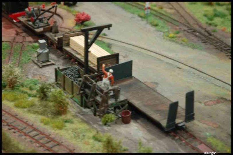 Expo train 2010, Люксембург: модельная станция с рабочими и бревнами