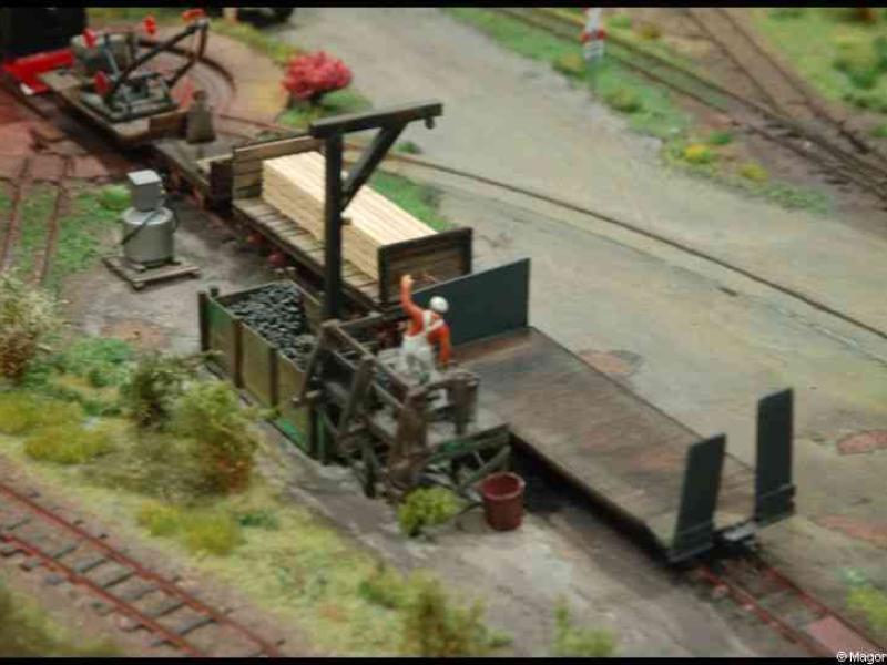 Expo train 2010, Люксембург: модельная станция с рабочими и бревнами