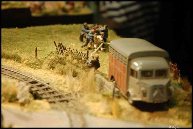 Expo train 2010, Люксембург: сцена с грузовиком и фигурками у железнодорожных путей