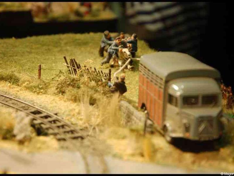 Expo train 2010, Люксембург: сцена с грузовиком и фигурками у железнодорожных путей