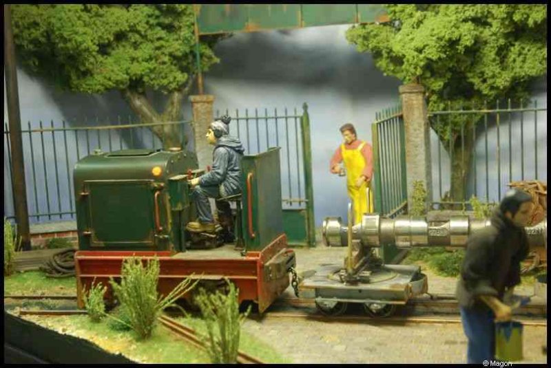 Expo train 2010, Люксембург: зелёный локомотив с рабочими у ворот