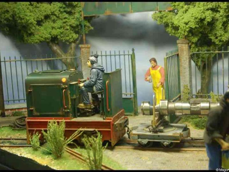 Expo train 2010, Люксембург: зелёный локомотив с рабочими у ворот