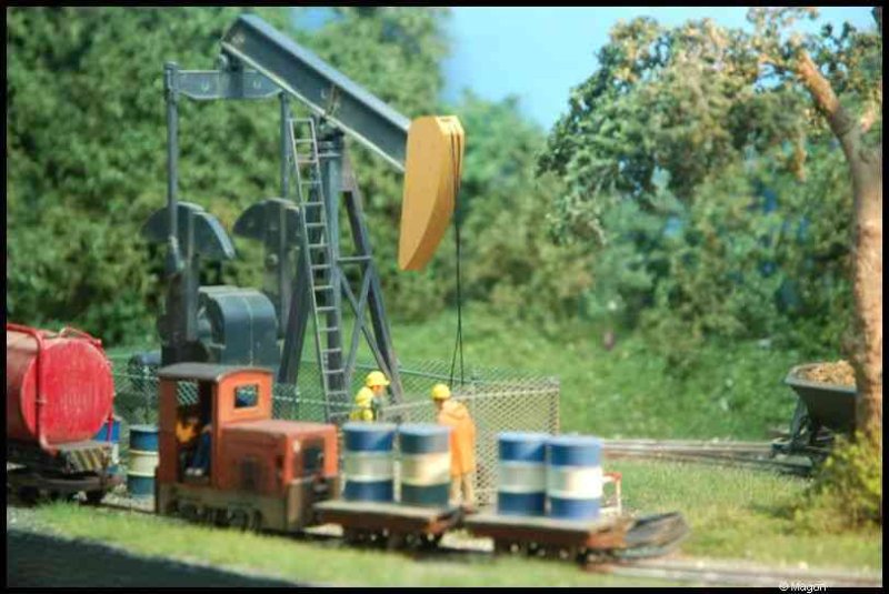 Expo train 2010, Люксембург: миниатюрная нефтяная станция с паровозиком